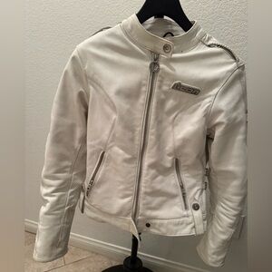 Woman’s Icon Hella